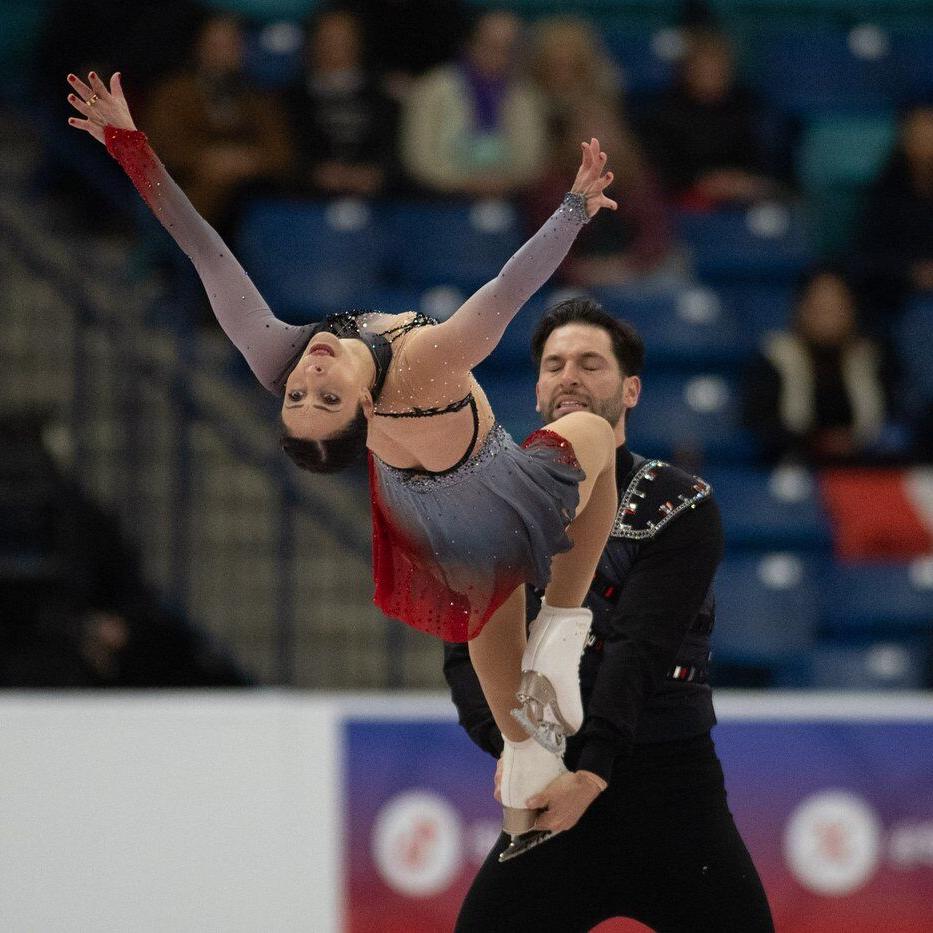 Two 好色tv pairs teams in top 3 at Skate Canada International competition